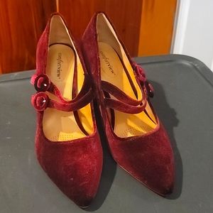 Comfortview red velvet pumps
